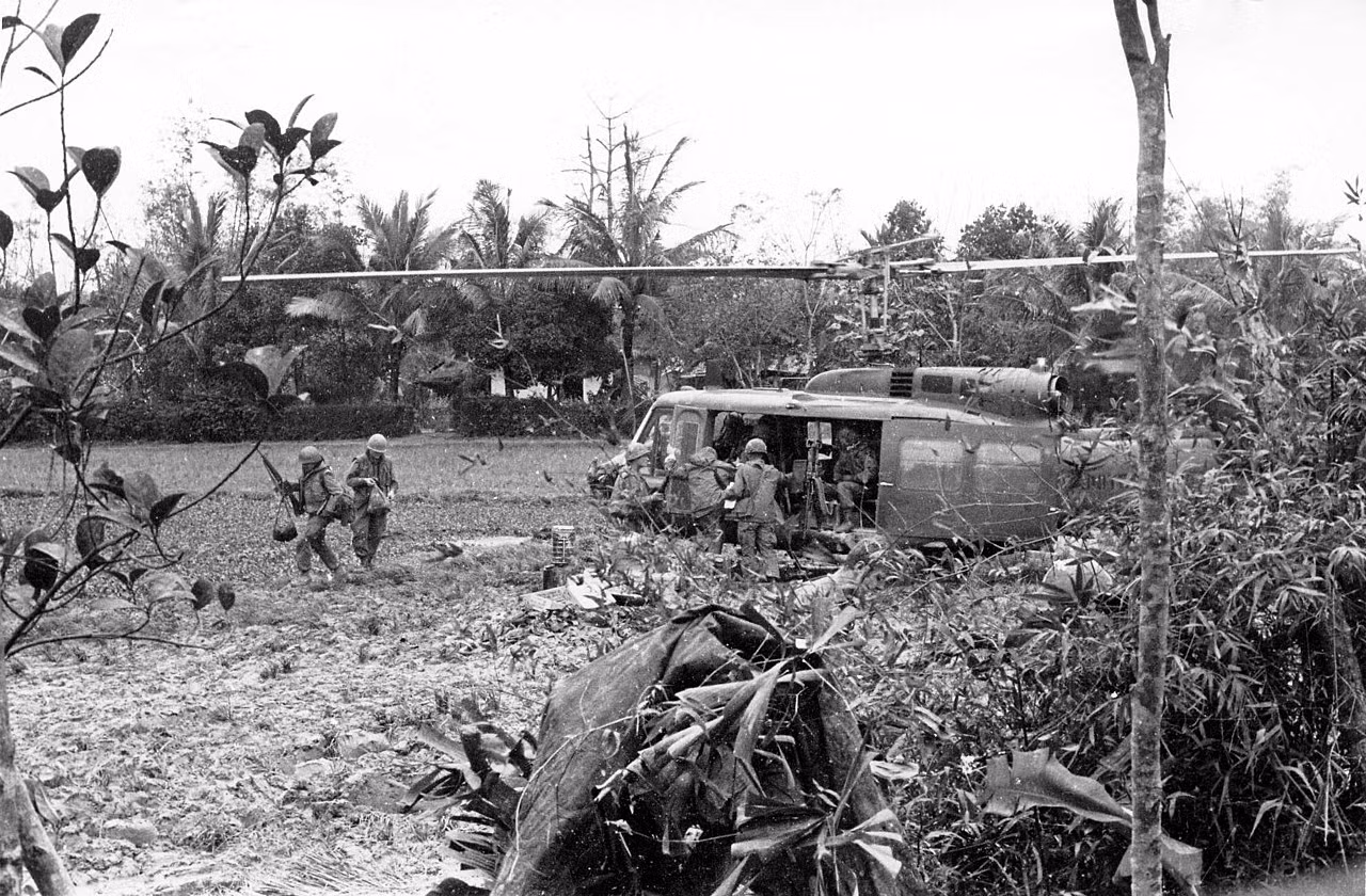 Phi vụ trực thăng tiếp tế của Sư đoàn 1 Kỵ binh Mỹ phía Tây Bắc Huế đầu năm 1968. Ảnh: Lục quân Mỹ. Phi vụ trực thăng tiếp tế của Sư đoàn 1 Kỵ binh Mỹ phía Tây Bắc Huế đầu năm 1968. Ảnh: Lục quân Mỹ.