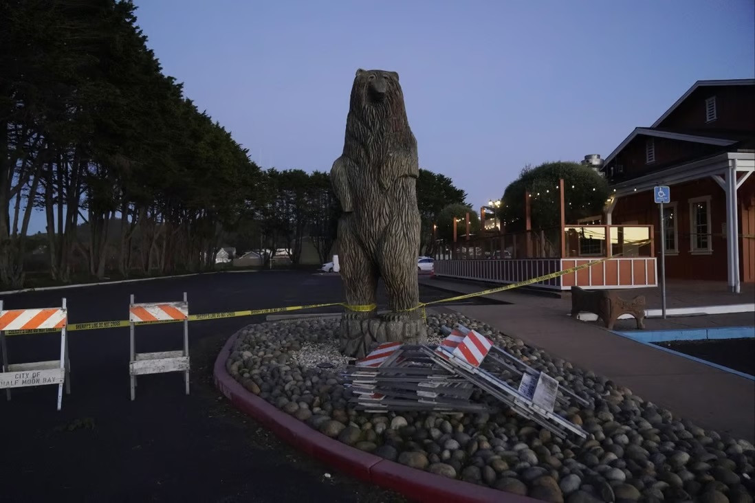 Cảnh sát phong tỏa hiện trường vụ nổ súng ở Half Moon Bay, California. Ảnh: AP.