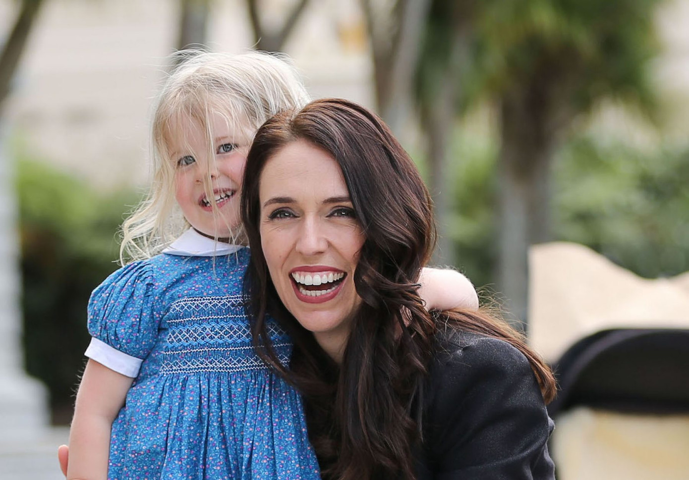 Thủ tướng New Zealand Jacinda Ardern và con gái. Ảnh: Positive News. Thủ tướng New Zealand Jacinda Ardern và con gái. Ảnh: Positive News.