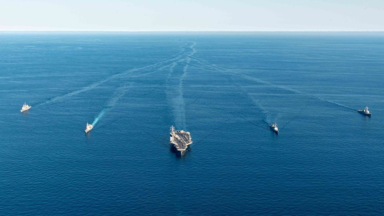 Tàu chiến Nhật Bản và Hàn Quốc tham gia cùng tàu ngầm USS Annapolis và tàu sân bay chạy bằng năng lượng hạt nhân Ronald Reagan của Mỹ trong cuộc tập trận chống ngầm ba bên vào ngày 30/9/2022. Ảnh: Getty Images. Tàu chiến Nhật Bản và Hàn Quốc tham gia cùng tàu ngầm USS Annapolis và tàu sân bay chạy bằng năng lượng hạt nhân Ronald Reagan của Mỹ trong cuộc tập trận chống ngầm ba bên vào ngày 30/9/2022. Ảnh: Getty Images.