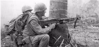 Lính thủy đánh bộ Mỹ bắn súng máy M60 ở Huế đầu năm 1968. Ảnh: Thủy quân lục chiến Mỹ. Lính thủy đánh bộ Mỹ bắn súng máy M60 ở Huế đầu năm 1968. Ảnh: Thủy quân lục chiến Mỹ.