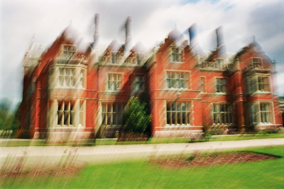 Tại Đại học Arthur Findlay ở Anh, mọi người đến từ khắp nơi trên thế giới để học về đồng cốt. Nước này có hàng trăm nhà thờ duy linh. Ảnh: Shannon Taggart.