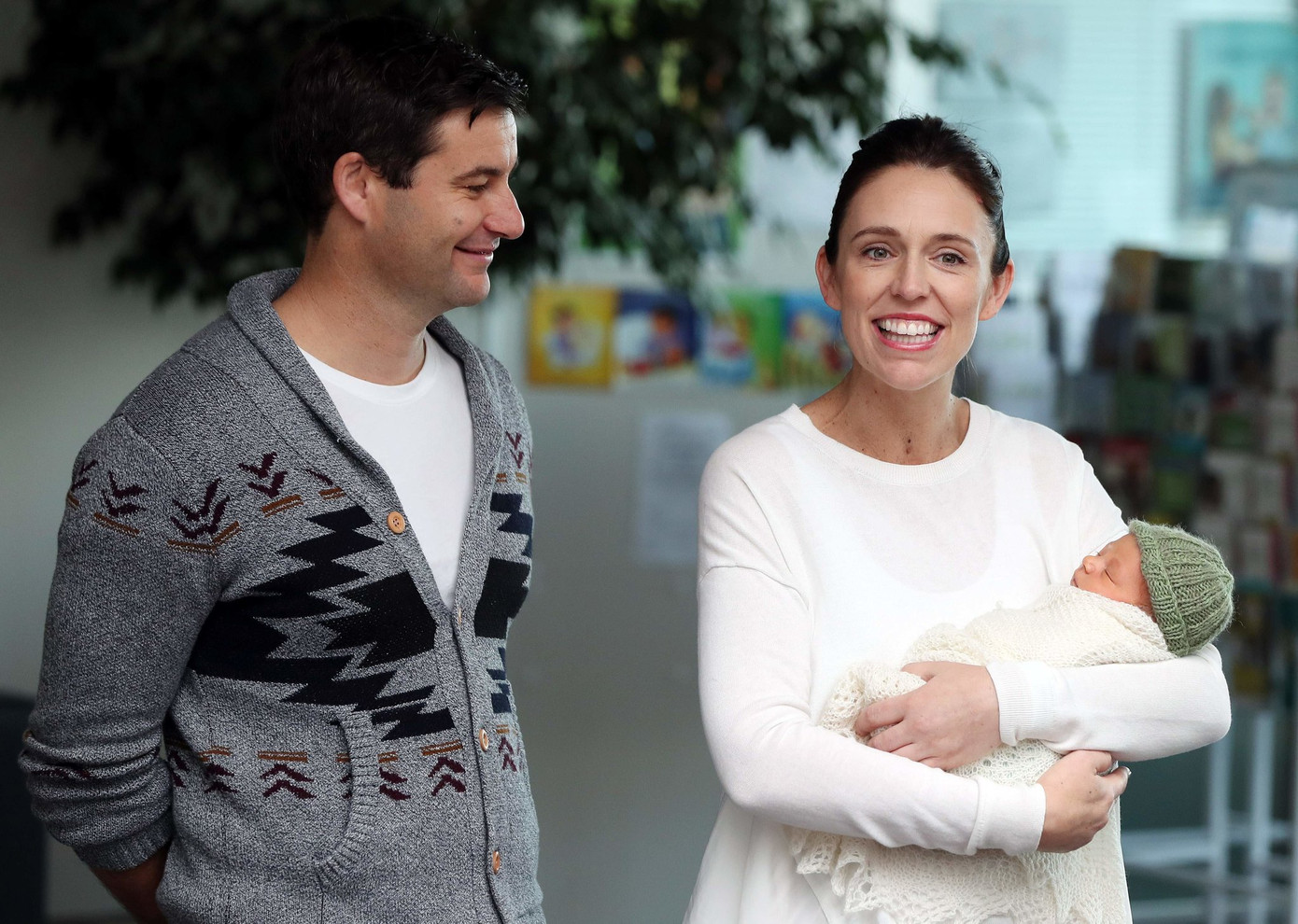 Bà Jacinda Ardern sinh con gái Neve Te Aroha năm 2018. Đứng bên cạnh là ông Clarke Gayford - bố em bé, bạn trai của bà Ardern. Ảnh: NYT. Bà Jacinda Ardern sinh con gái Neve Te Aroha năm 2018. Đứng bên cạnh là ông Clarke Gayford - bố em bé, bạn trai của bà Ardern. Ảnh: NYT.