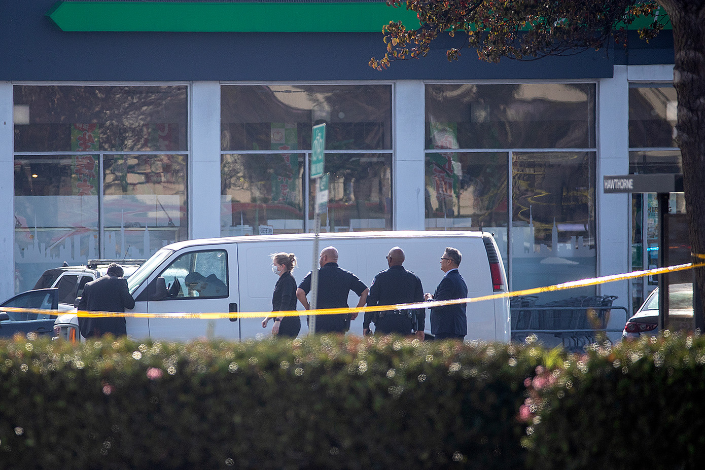 Cảnh sát điều tra hiện trường vụ xả súng hàng loạt ở thành phố Monterey Park, California. Ảnh: Los Angeles Times.