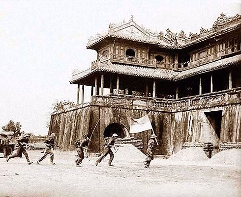 Bộ đội Việt Nam tiến vào Thành nội Huế trong Tết Mậu Thân 1968. Ảnh tư liệu. Bộ đội Việt Nam tiến vào Thành nội Huế trong Tết Mậu Thân 1968. Ảnh tư liệu.