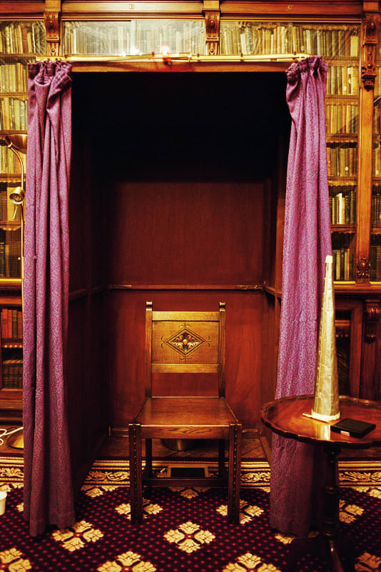 Taggart bị mê hoặc bởi những chiếc tủ của ông đồng bà cốt, nơi những người hành nghề tiến hành các cuộc gọi hồn và chạm vào thế giới linh hồn. Ảnh: Shannon Taggart.