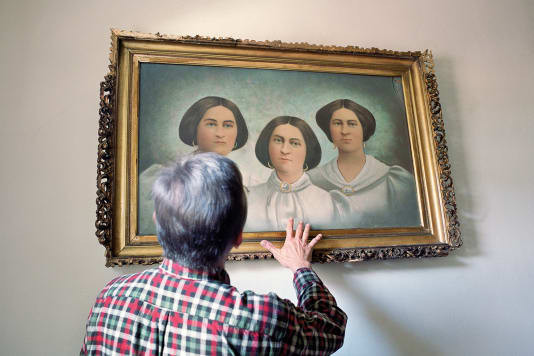 Một bức chân dung chị em nhà Fox, những người đã trở thành đồng cốt nổi tiếng vào giữa thế kỷ 19 và là chất xúc tác cho phong trào duy linh ở New York. Ảnh: Shannon Taggart.