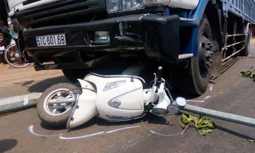 BẢN TIN ATGT: Cháu bị xe tải cán tử vong, bà nguy kịch ảnh 2