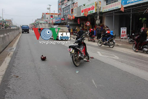 BẢN TIN ATGT: Cháu bị xe tải cán tử vong, bà nguy kịch ảnh 1