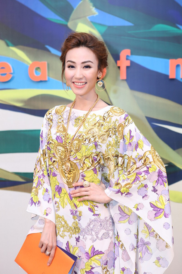 Ngân Khánh diện cây đồ hiệu trăm triệu đi xem thời trang ảnh 7