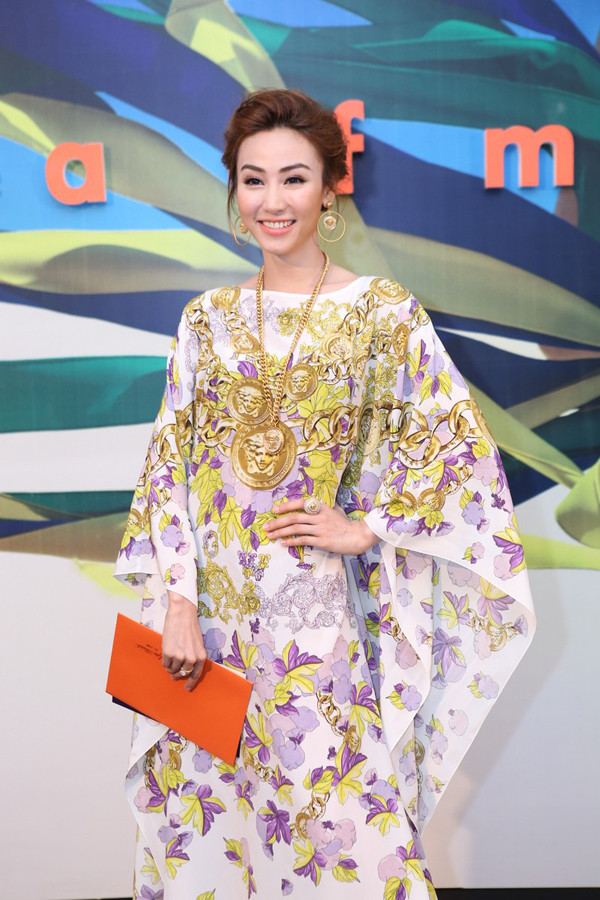 Ngân Khánh diện cây đồ hiệu trăm triệu đi xem thời trang ảnh 4