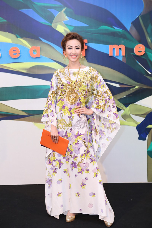 Ngân Khánh diện cây đồ hiệu trăm triệu đi xem thời trang ảnh 6