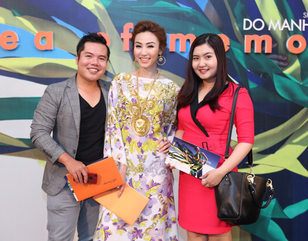 Ngân Khánh diện cây đồ hiệu trăm triệu đi xem thời trang ảnh 8