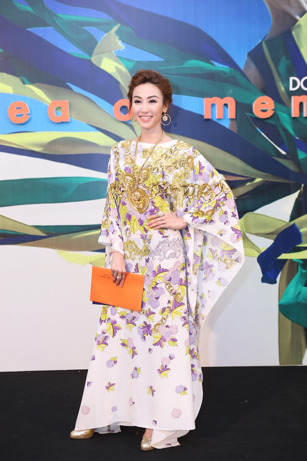 Ngân Khánh diện cây đồ hiệu trăm triệu đi xem thời trang ảnh 5