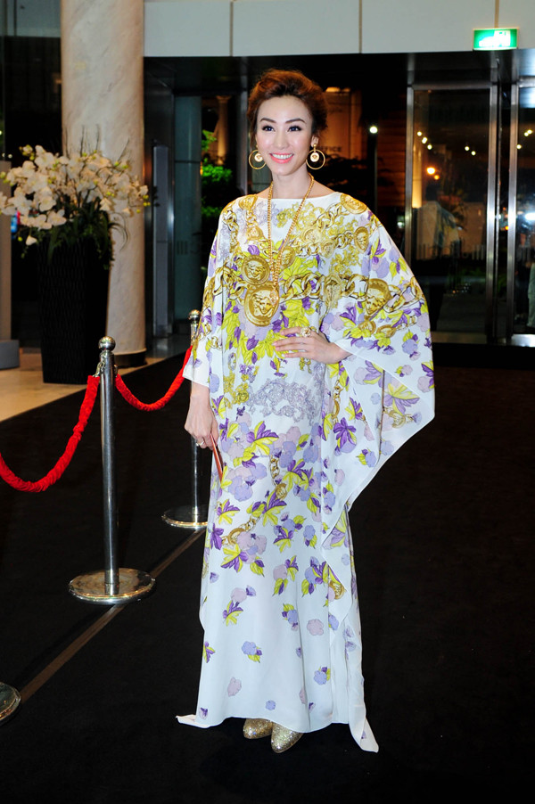 Ngân Khánh diện cây đồ hiệu trăm triệu đi xem thời trang ảnh 1