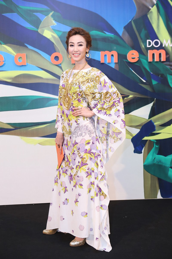 Ngân Khánh diện cây đồ hiệu trăm triệu đi xem thời trang ảnh 9