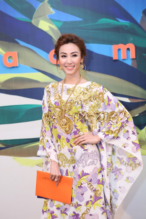 Ngân Khánh diện cây đồ hiệu trăm triệu đi xem thời trang ảnh 3