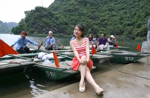 Nâng niu những giọt nước trong veo Hoà tan trong là nước mát xanh Muốn bay lên trước phong cảnh hữu tình Bên bến đò thanh bình