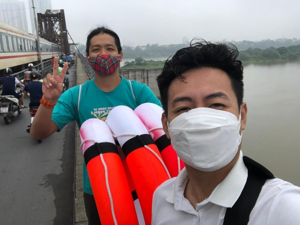 Nhóm thiện nguyện của anh Nguyễn Ngọc Khánh chuẩn bị gắn phao trên cầu Long Biên. Ảnh nhân vật cung cấp. Nhóm thiện nguyện của anh Nguyễn Ngọc Khánh chuẩn bị gắn phao trên cầu Long Biên. Ảnh nhân vật cung cấp.