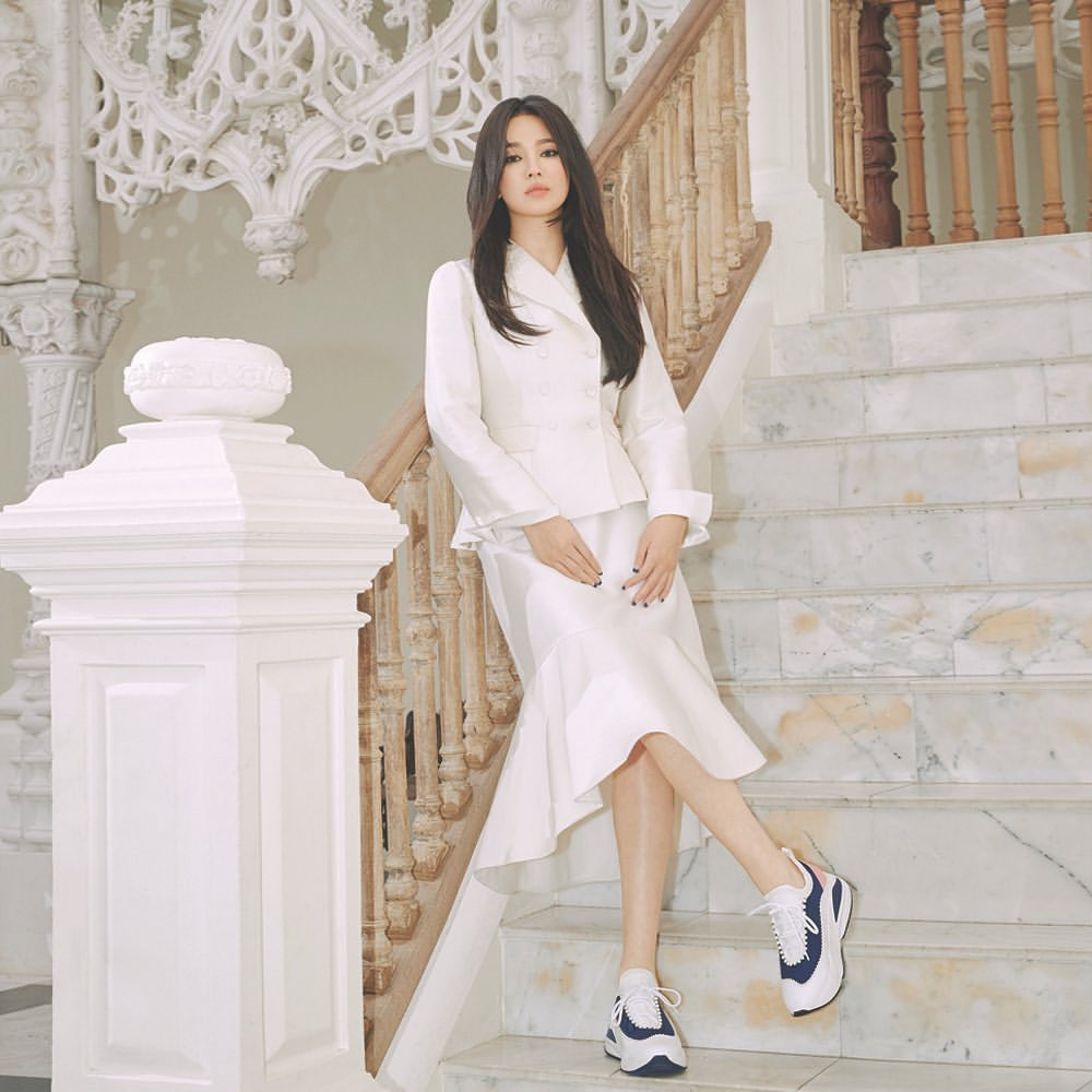 Song Hye Kyo lạnh lùng bí ẩn vẫn đẹp 'không góc chết' ảnh 6