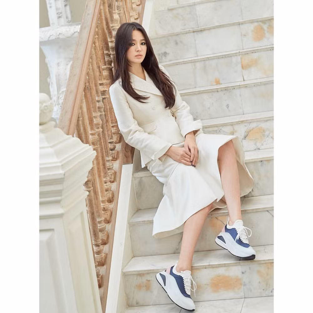 Song Hye Kyo lạnh lùng bí ẩn vẫn đẹp 'không góc chết' ảnh 7