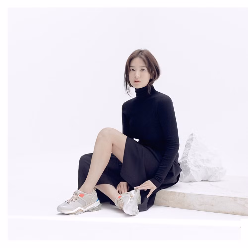 Song Hye Kyo lạnh lùng bí ẩn vẫn đẹp 'không góc chết' ảnh 1