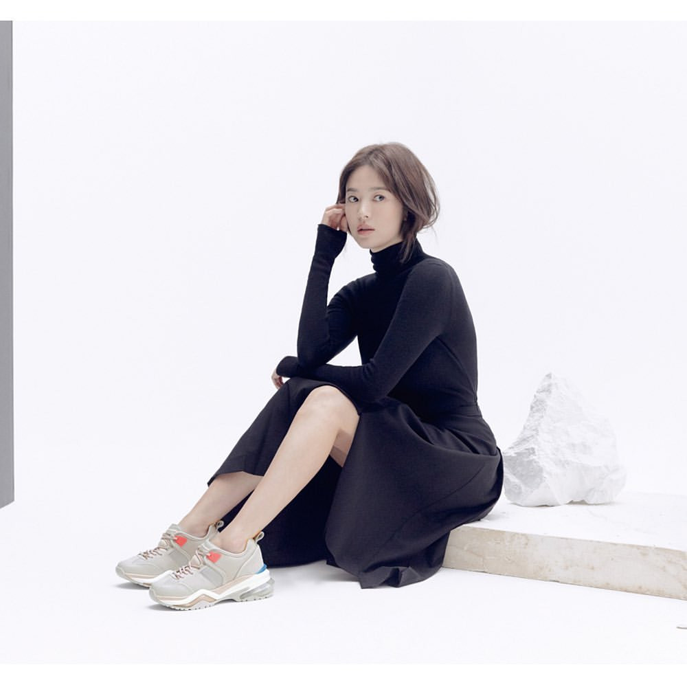 Song Hye Kyo lạnh lùng bí ẩn vẫn đẹp 'không góc chết' ảnh 2