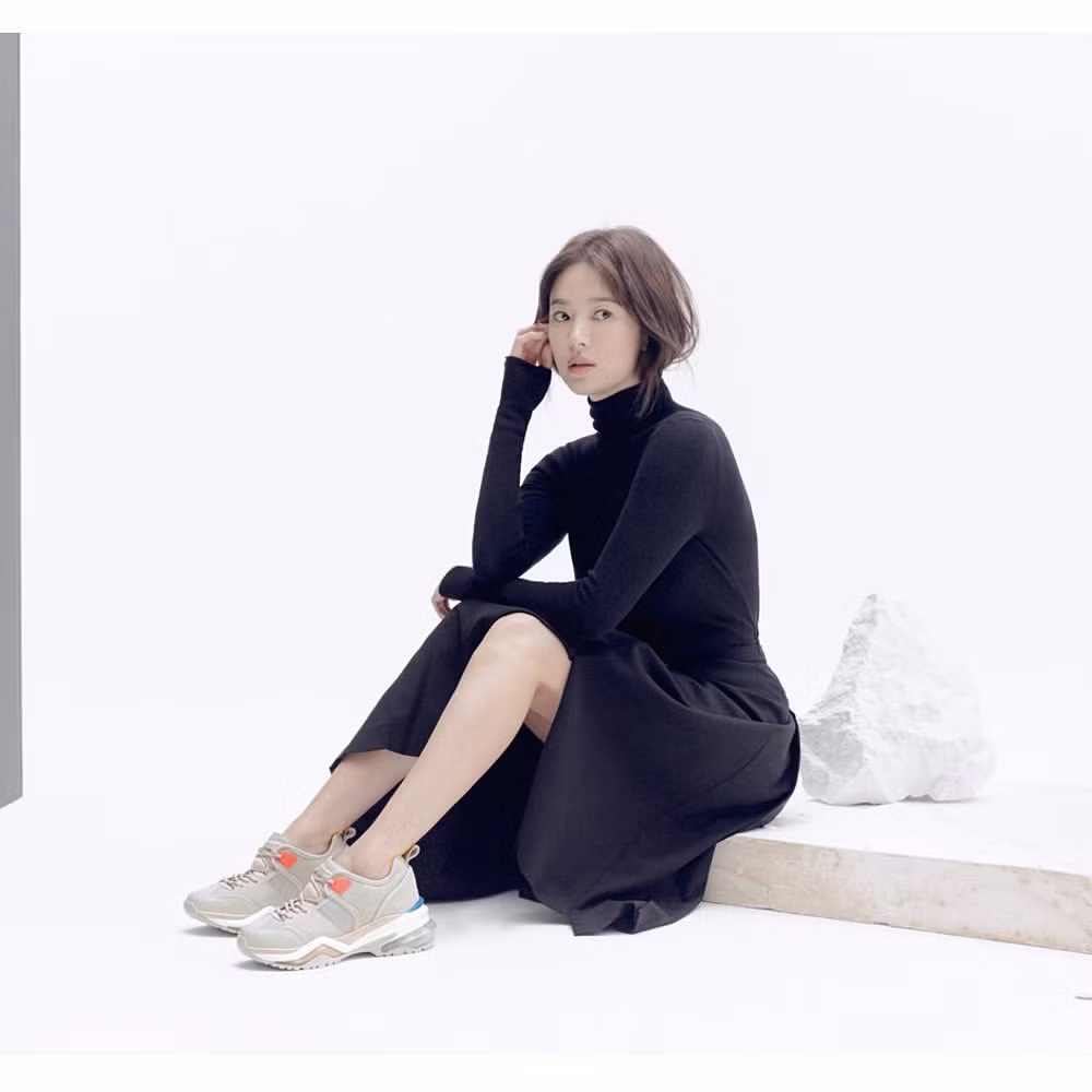 Song Hye Kyo lạnh lùng bí ẩn vẫn đẹp 'không góc chết' ảnh 2