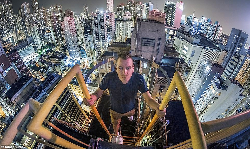 'Thót tim' xem anh chàng vắt vẻo trên nóc nhà cao tầng để chụp ảnh ảnh 1