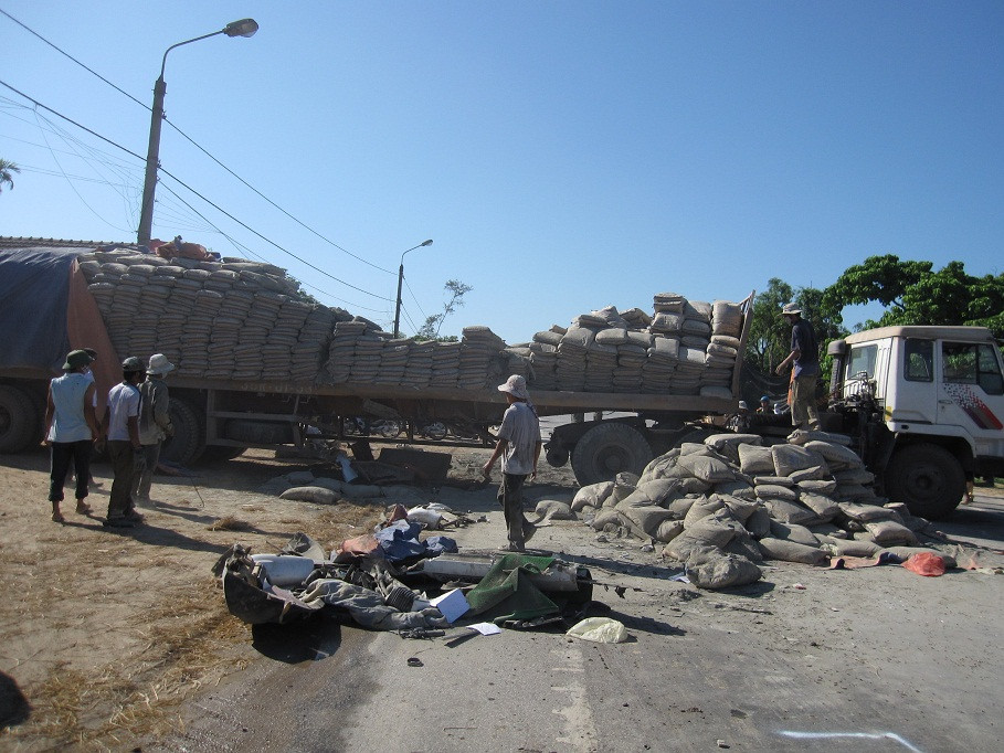 Chiếc xe tải nằm chắn ngang đường . Chiếc xe tải nằm chắn ngang đường