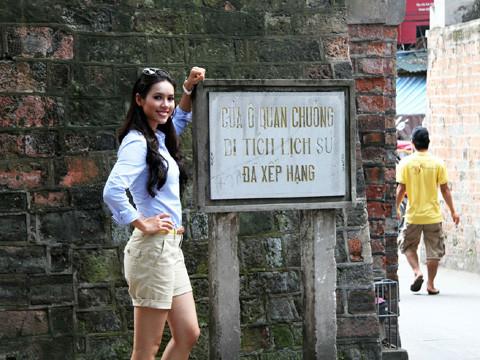 Hoàng My chụp ảnh lưu niệm tại Ô Quan Chưởng