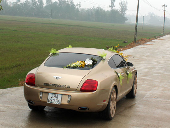 Siêu xe nổi bật trên con đường nhỏ