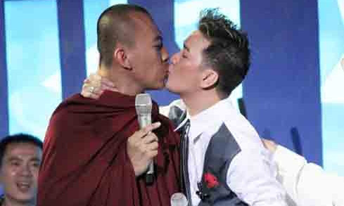 Hành động phản cảm bị dư luận phản đối