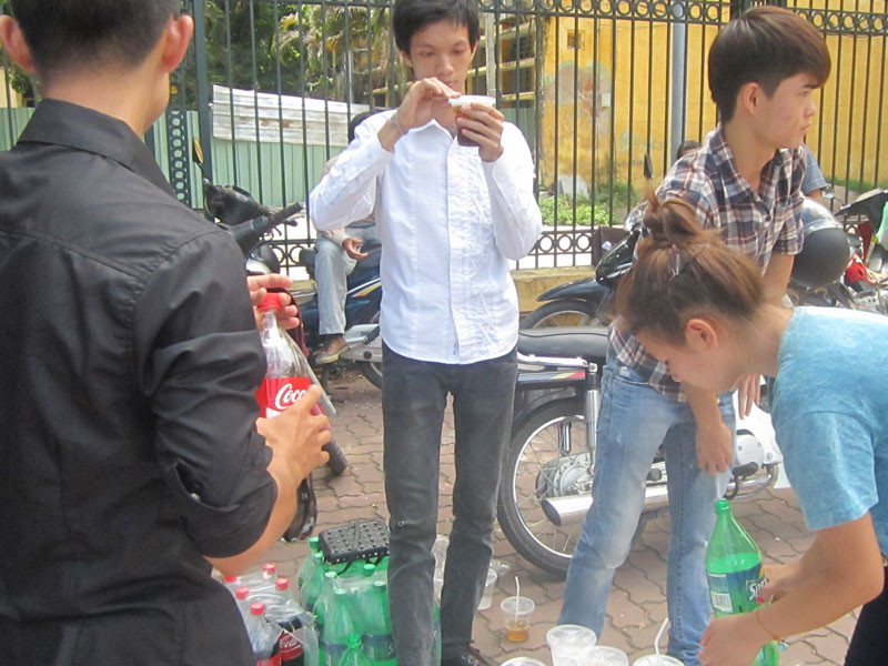 Nhóm bạn trẻ với những cốc nước giải khát miễn phí. Ảnh: Thanh Hà Nhóm bạn trẻ với những cốc nước giải khát miễn phí