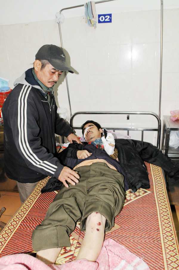 Ông Phạm Văn Thắng đi chăm sóc em trai - Phạm Văn Dương bị chém trọng thương đang nằm điều trị tại bệnh viện huyện Thường Tín. Ảnh: Tuấn Nguyễn. Ông Phạm Văn Thắng đi chăm sóc em trai - Phạm Văn Dương bị chém trọng thương đang nằm điều trị tại bệnh viện huyện Thường Tín. Ảnh: Tuấn Nguyễn