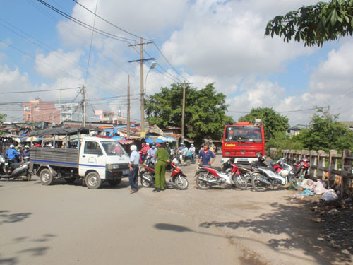 Hai đầu cầu bị phong tỏa sau tai nạn