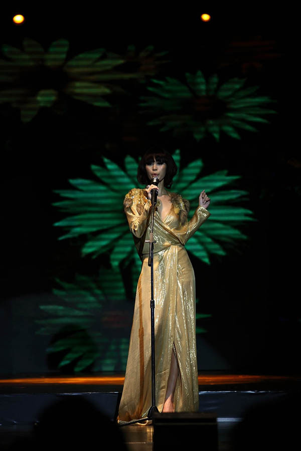 Hà Anh lộng lẫy như một nữ ong chúa trong ca khúc Honey to the bee