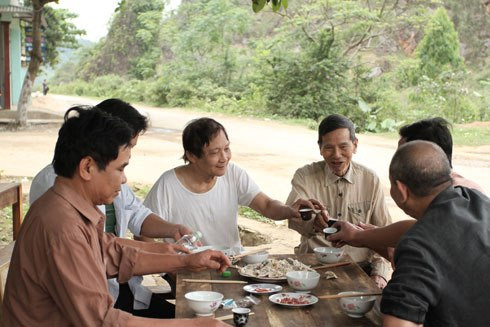 Diễn viên Trần Hạnh (thứ ba từ phải sang) trong một cảnh quay. Diễn viên Trần Hạnh (thứ ba từ phải sang) trong một cảnh quay