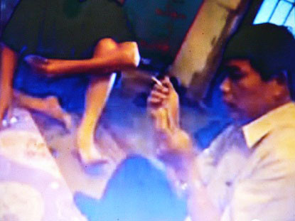 Hình ảnh của Clip quay lại cảnh ông Lê Vũ Thắng - Chủ nhiệm Ủy ban kiểm tra đảng huyện Lâm Hà, tỉnh Lâm Đồng đánh bài (ảnh chụp từ Clip)