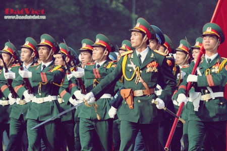 Các học viên trường Sĩ quan Lục quân 1 mặc lễ phục trong buổi hợp luyện hồi tháng 9-10/2010. Trang phục của những người lính bộ đội Cụ Hồ luôn được nhân dân quan tâm, theo dõi