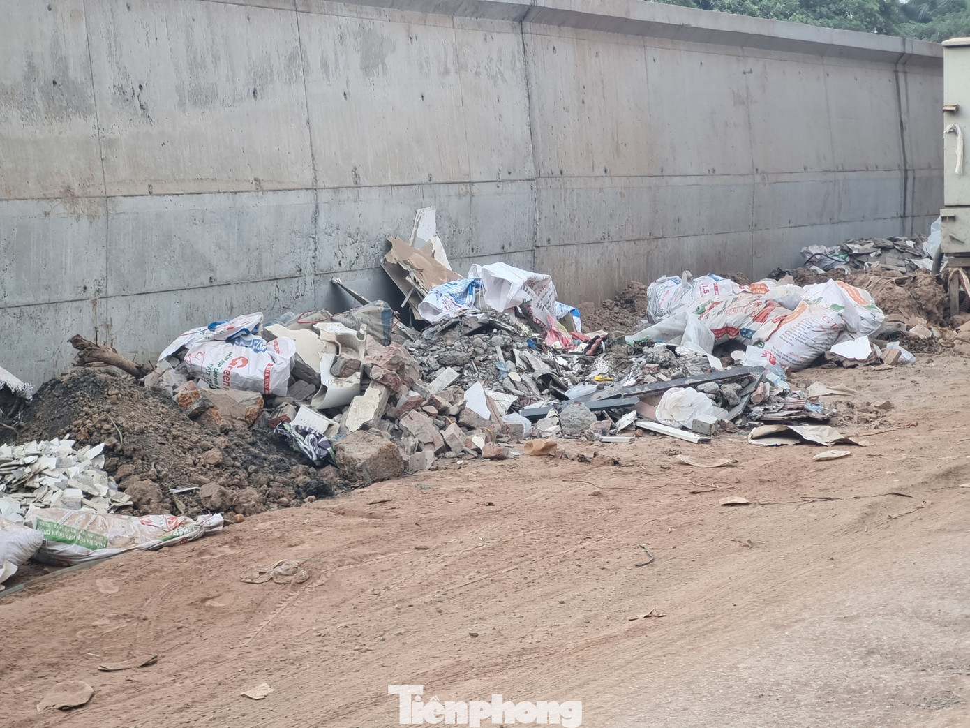 Rác thải xây dựng có khắp nơi dọc tuyến đường. Rác thải xây dựng có khắp nơi dọc tuyến đường.