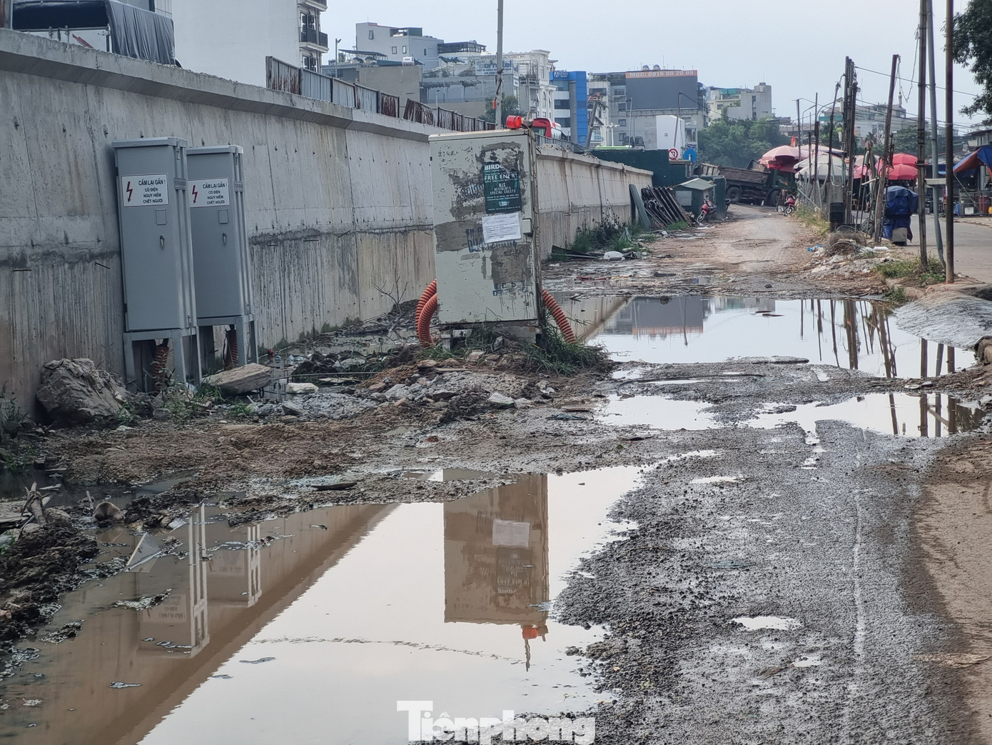 Một đoạn đường lầy lội, nguy hiểm Một đoạn đường lầy lội, nguy hiểm
