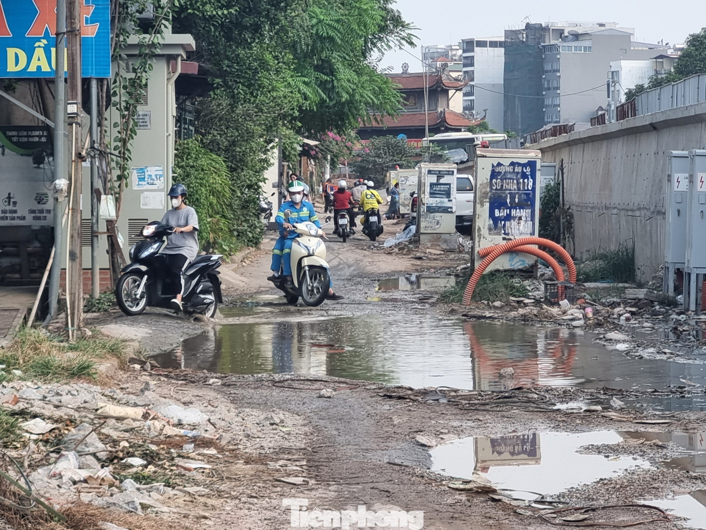 Nhiều đoạn đường trở thành những "ổ voi" đọng nước khiến người dân đi lại khó khăn. Nhiều đoạn đường trở thành những "ổ voi" đọng nước khiến người dân đi lại khó khăn.
