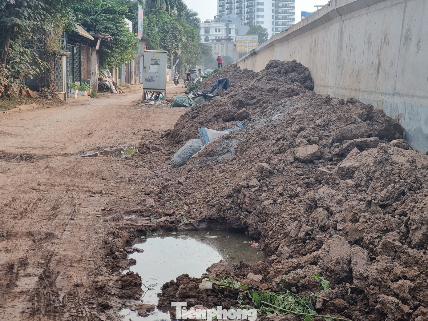 Đất đá, nước đọng gây ô nhiễm môi trường. Đất đá, nước đọng gây ô nhiễm môi trường.