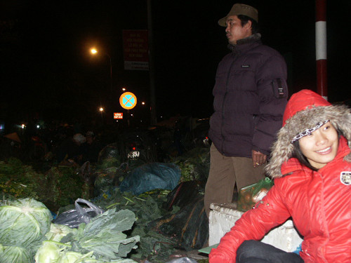 Anh Hùng ở huyện Gia Lộc (Hải Dương) tần ngần chờ người mua.