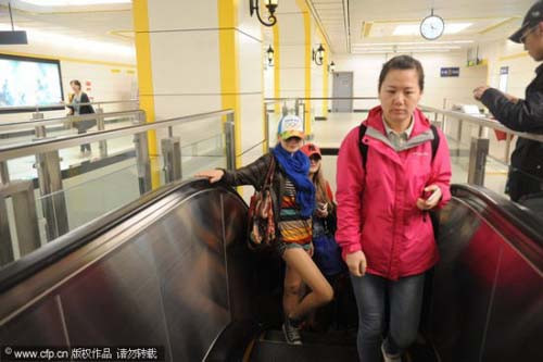 Giới trẻ “không mặc quần” hướng ứng “Ngày Trái đất” ảnh 1