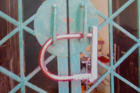 Bị khủng bố 'bom' bẩn, dựng 'lô cốt' cố thủ giữa Hà Nội ảnh 2