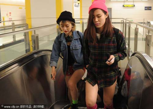 Giới trẻ “không mặc quần” hướng ứng “Ngày Trái đất” ảnh 6