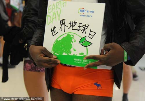 Giới trẻ “không mặc quần” hướng ứng “Ngày Trái đất” ảnh 9