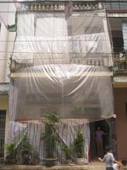 Bị khủng bố 'bom' bẩn, dựng 'lô cốt' cố thủ giữa Hà Nội ảnh 1